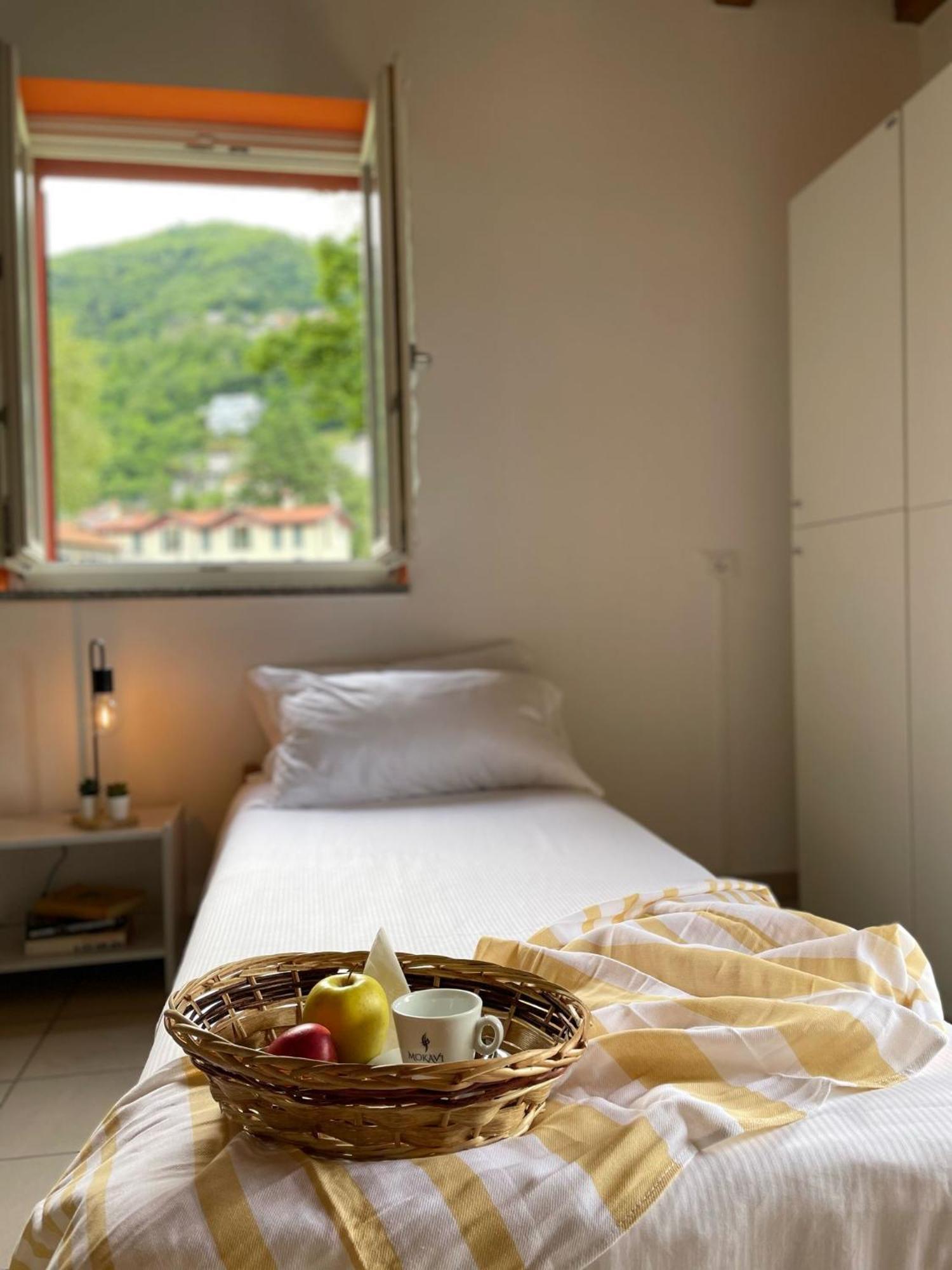 Ostello Casa Rossa ลาเวโน มอมเบลโล ภายนอก รูปภาพ