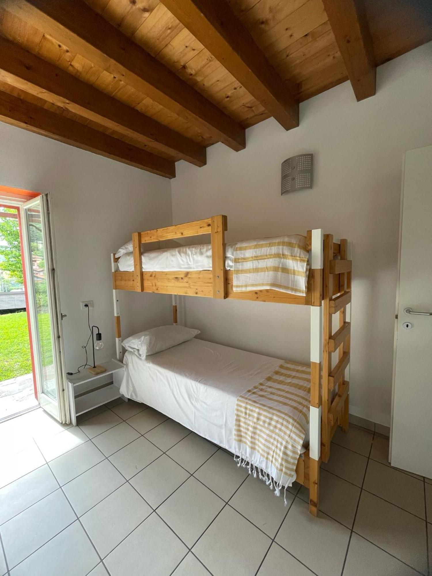 Ostello Casa Rossa ลาเวโน มอมเบลโล ภายนอก รูปภาพ