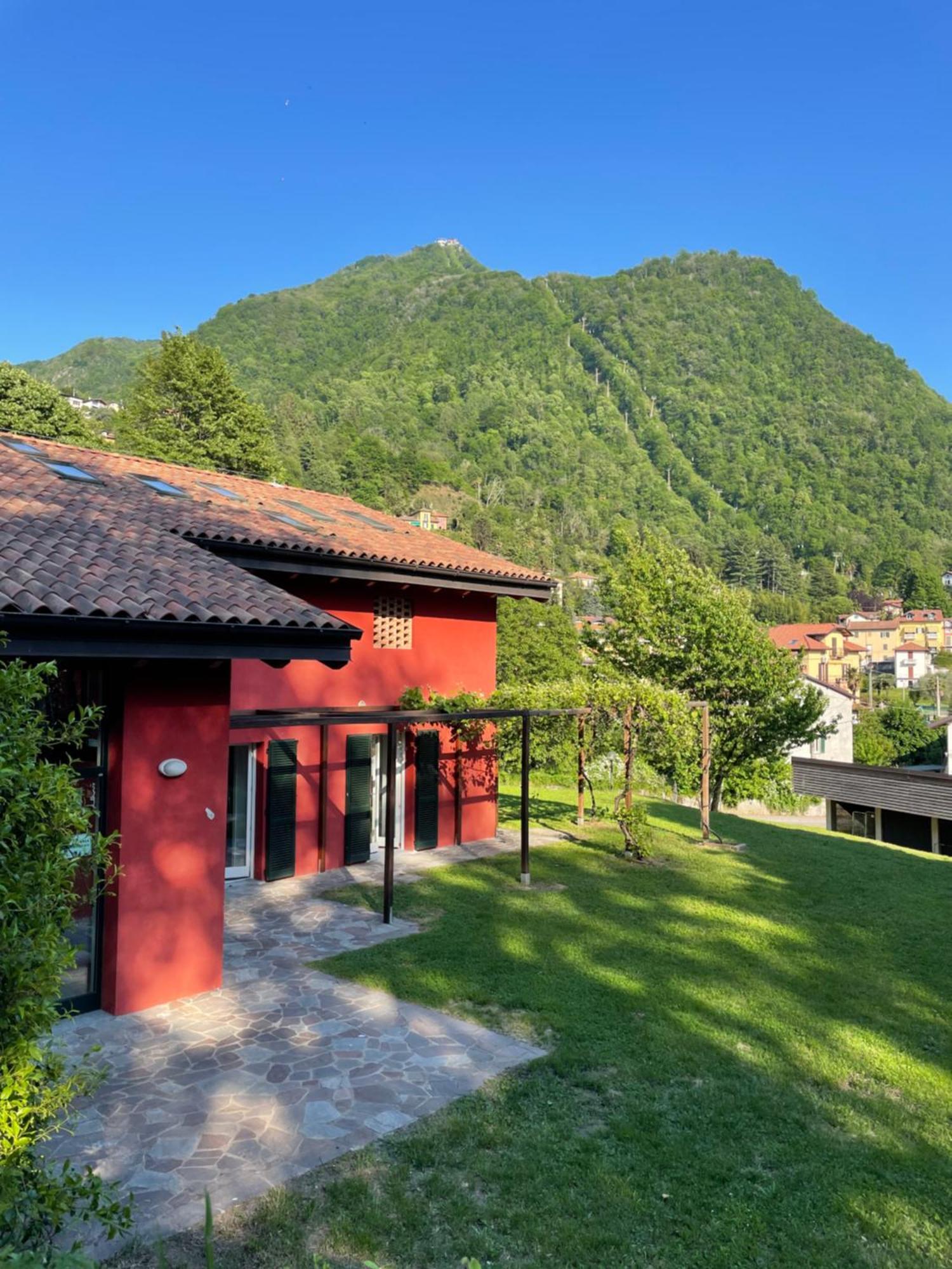 Ostello Casa Rossa ลาเวโน มอมเบลโล ภายนอก รูปภาพ