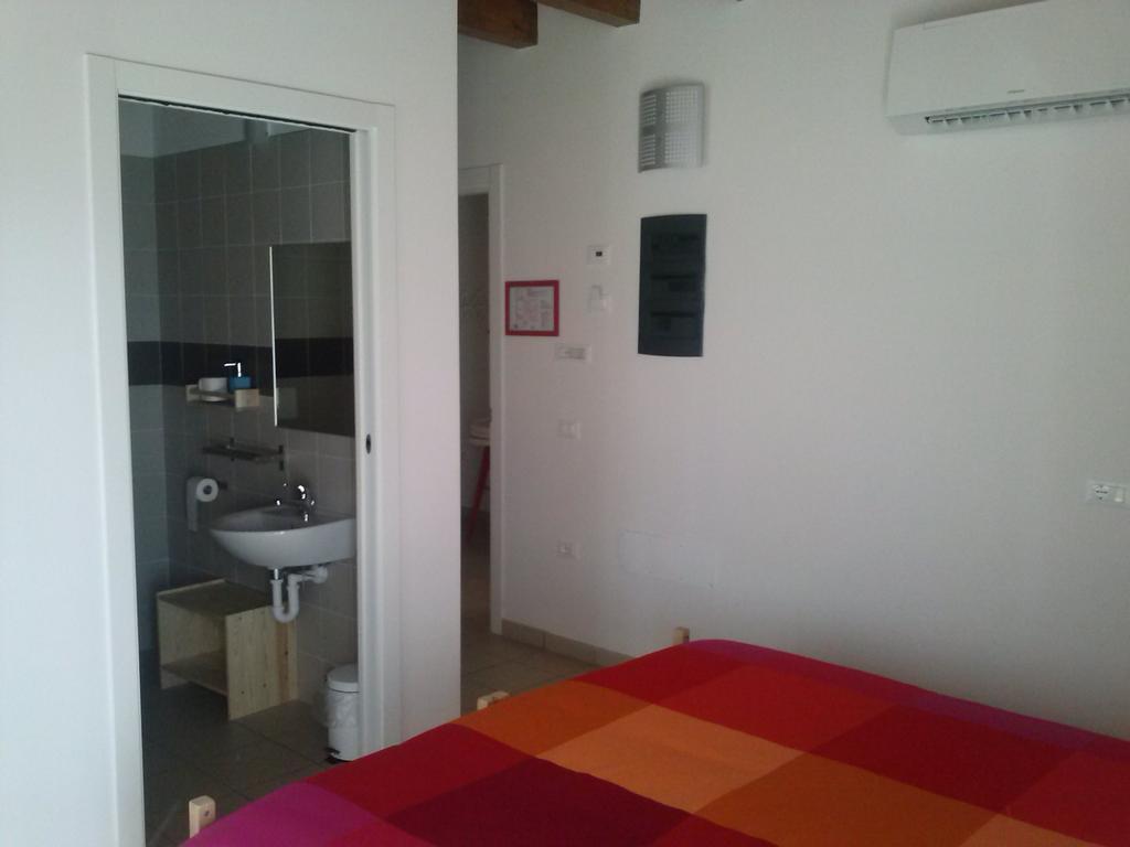 Ostello Casa Rossa ลาเวโน มอมเบลโล ห้อง รูปภาพ