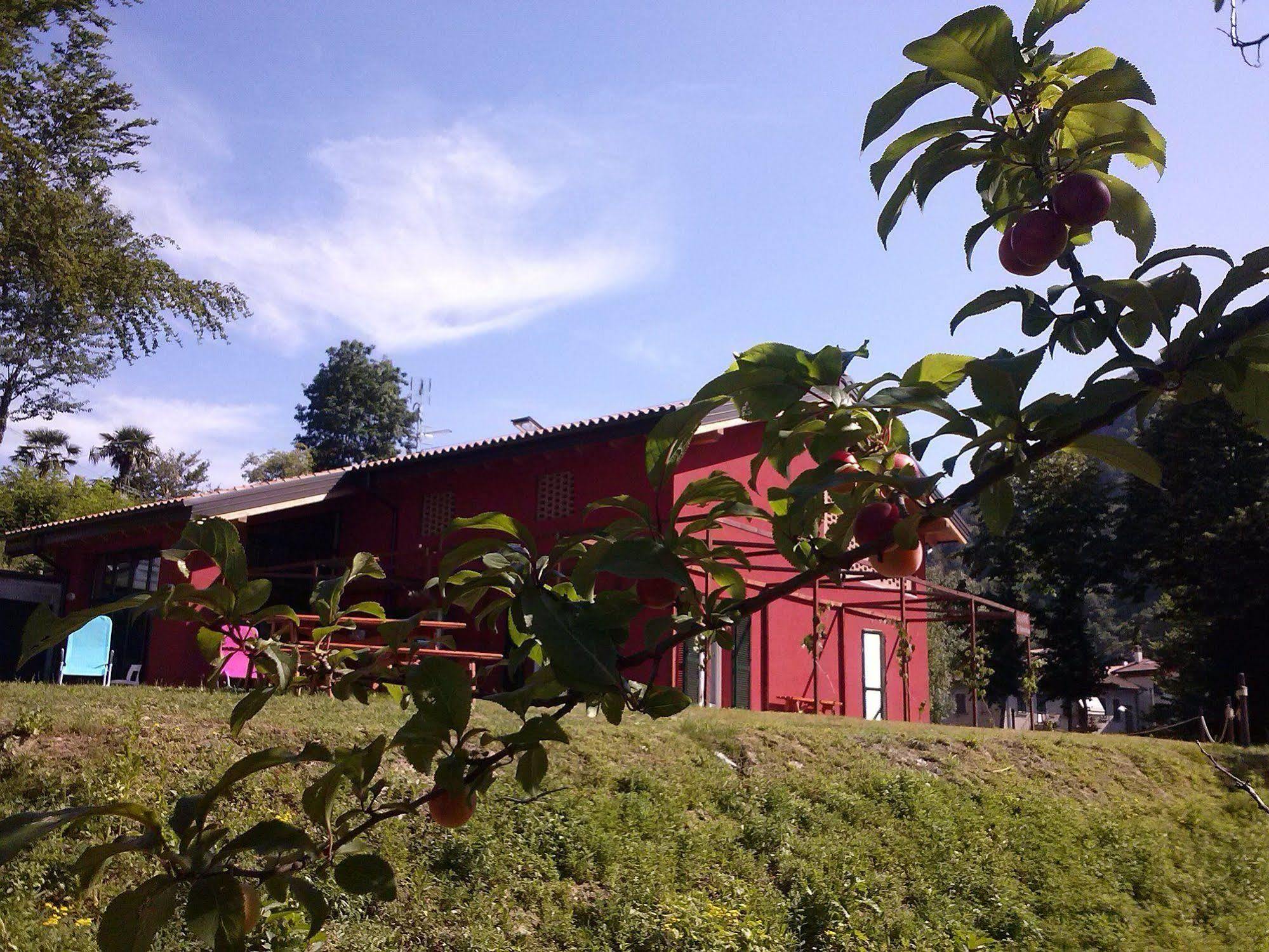 Ostello Casa Rossa ลาเวโน มอมเบลโล ภายนอก รูปภาพ