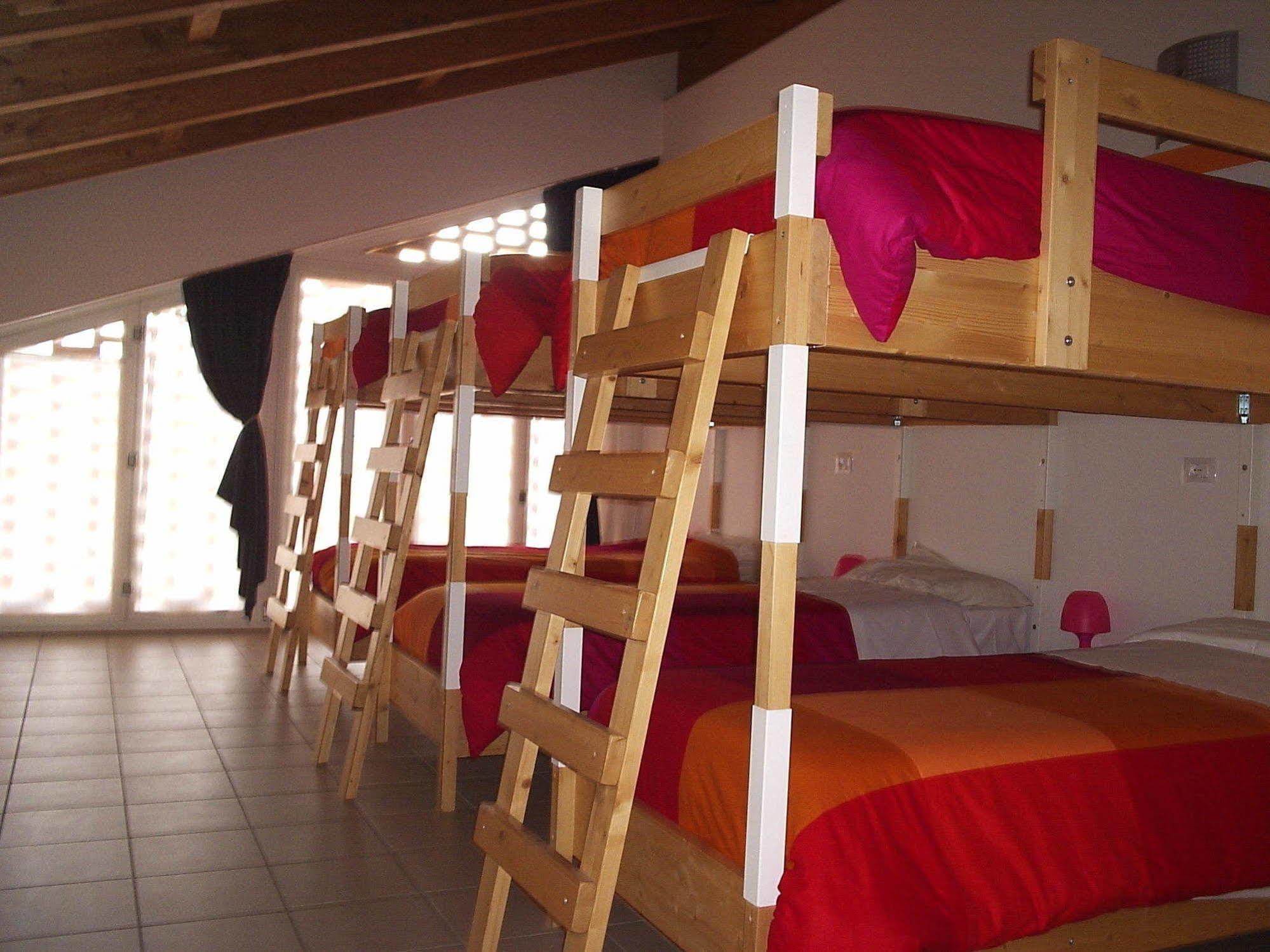 Ostello Casa Rossa ลาเวโน มอมเบลโล ภายนอก รูปภาพ