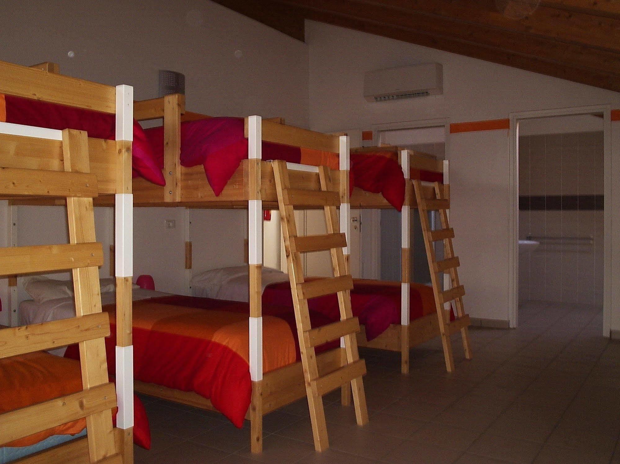 Ostello Casa Rossa ลาเวโน มอมเบลโล ภายนอก รูปภาพ
