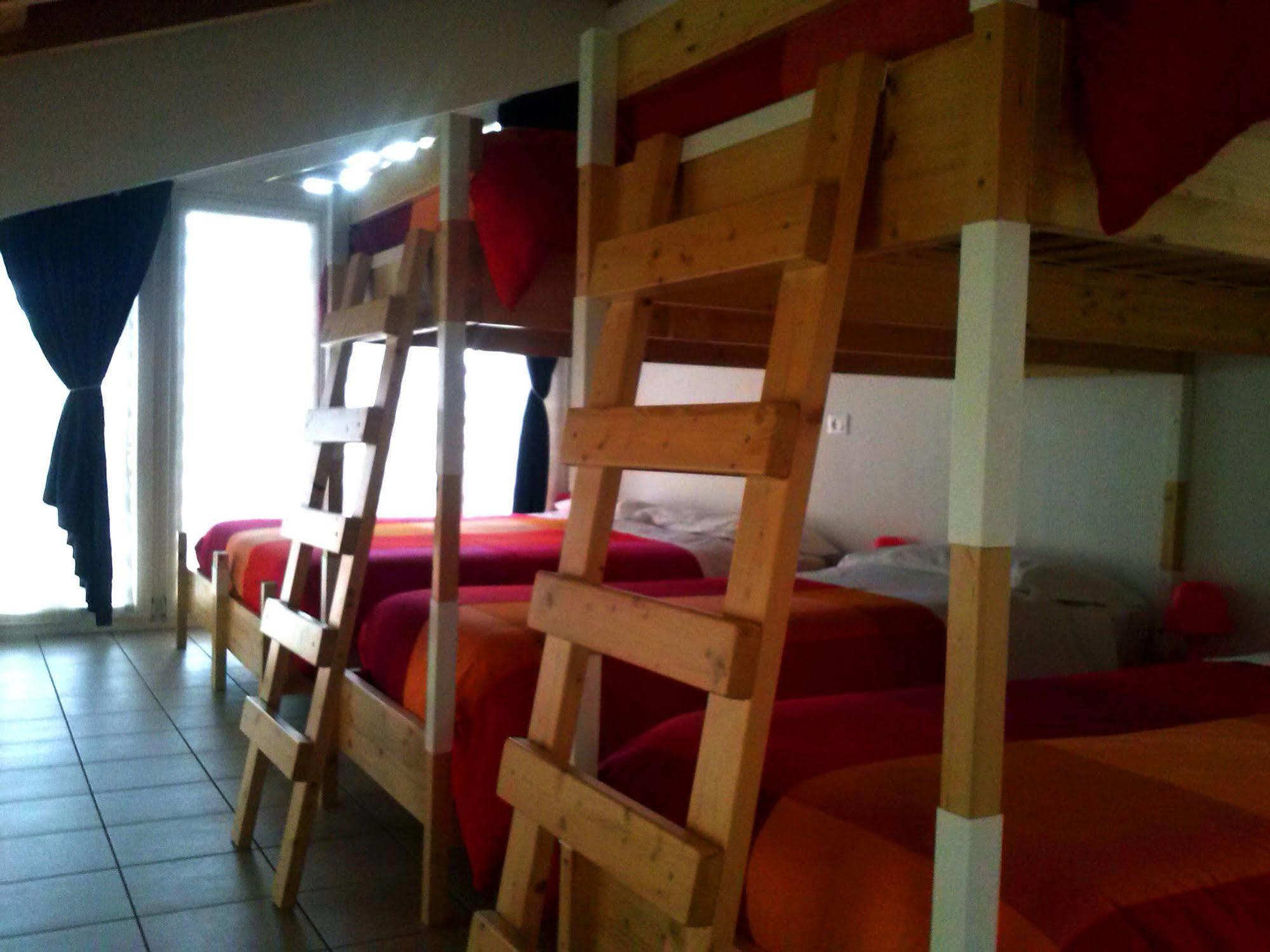 Ostello Casa Rossa ลาเวโน มอมเบลโล ภายนอก รูปภาพ